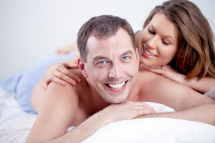 erkek ve kadın yatakta